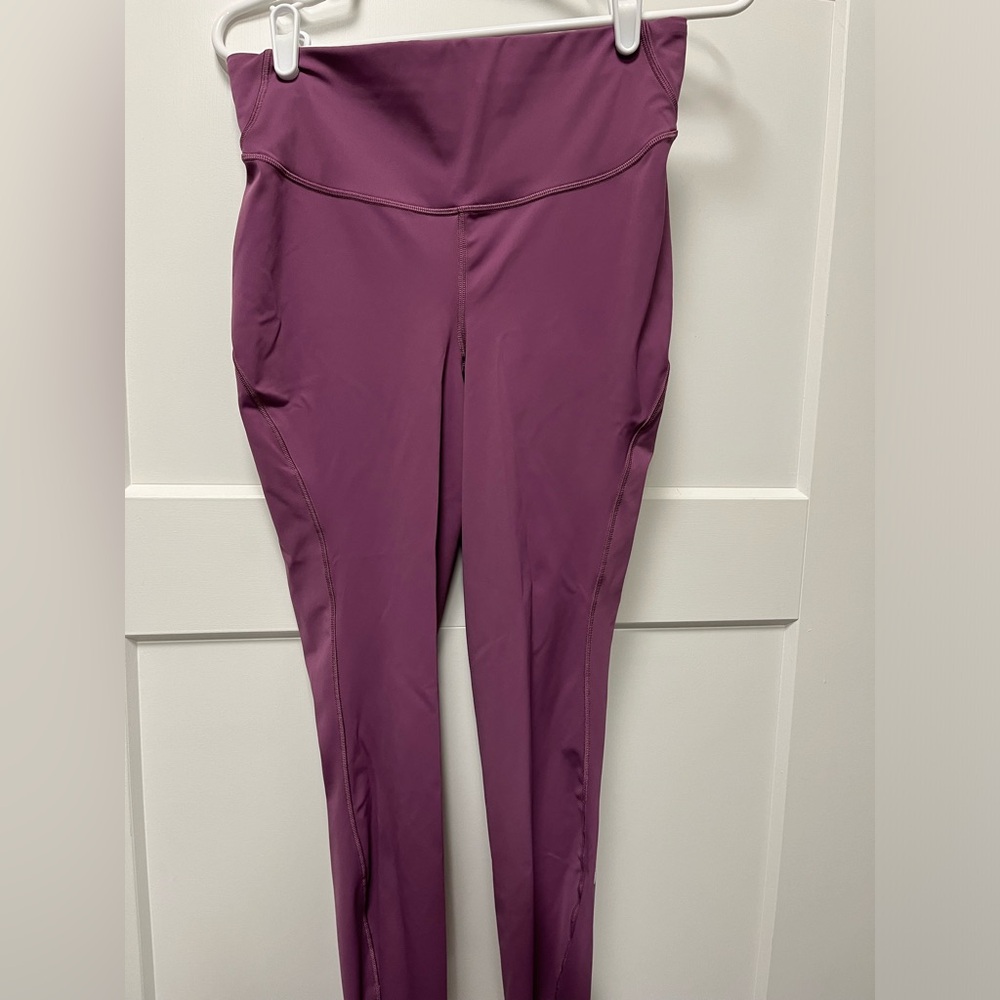 EUC! Women’s Lululemon cropped leggings. Size 10. Purple.
